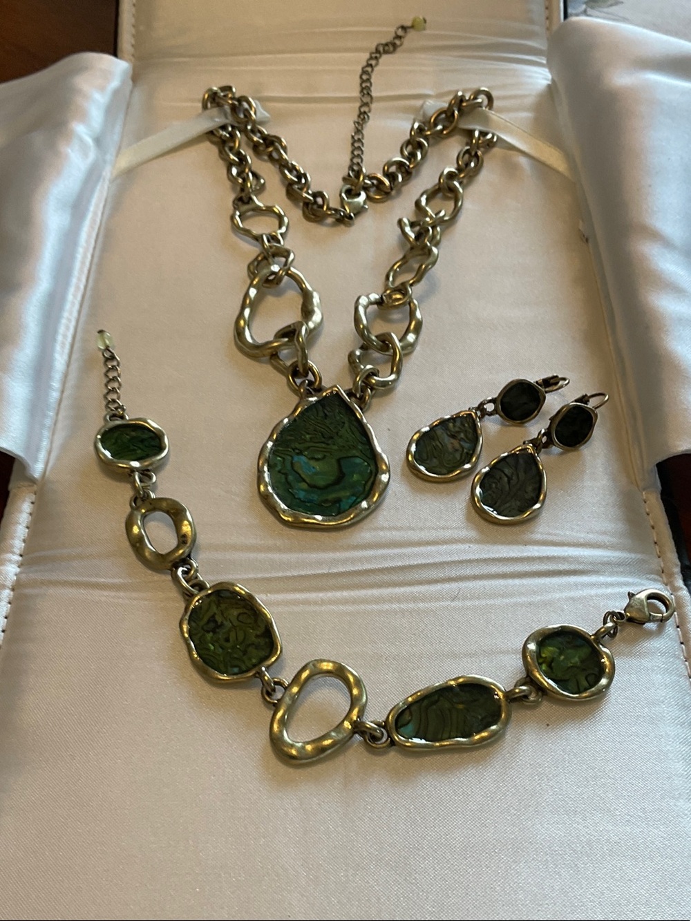 Avon Green Marbled Teardrop Necklace, Bracelet & Earring Set